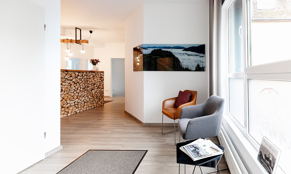 Gemütlicher Wartebereich Praxis Jennifer Peter mit Sesseln