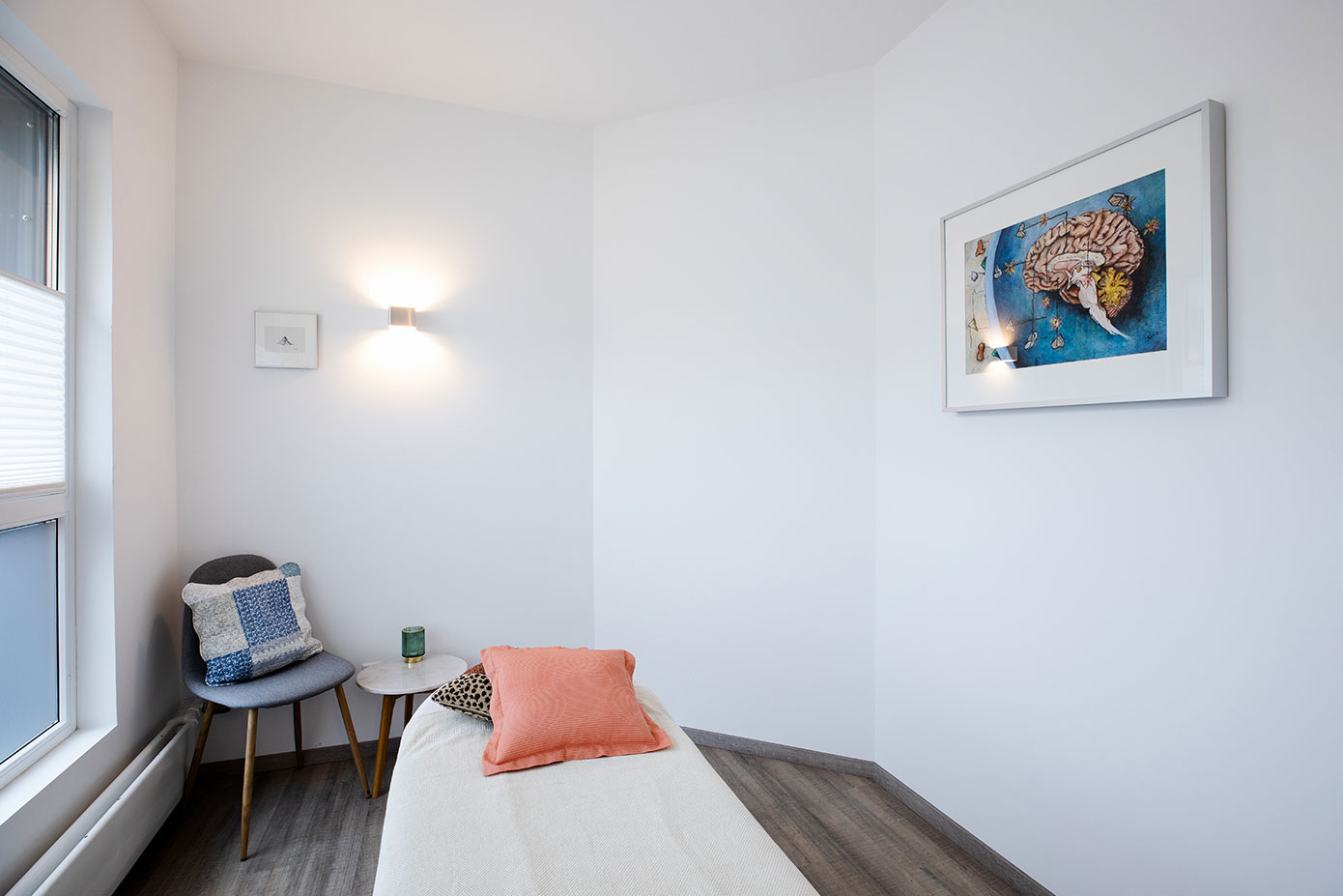 Therapeutin bei der Anwendung Manueller Therapie an der Wirbelsäule